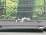 【カラーヘッドアップディスプレイ】現在の速度や走行情報をデジタル表示で運転席前方のガラスに投影!カラー付きで視認性も高く、運転中目線をずらさず必要な情報を確認できるのでとっても便利で安心!