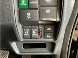 【リア両側パワースライドドア】リモコンなどで自動開閉。Hondaスマートキーを携帯していれば、軽い力で解錠とドアオープンが行えます。半ドア状態まで閉めると、自動的に全閉する機能付き。