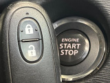 【キーレススタートシステム】カバンやポケットに入れたままでもドアの施錠・解錠が可能なスマートキーを装備。エンジンのオン・オフ時もカギを取り出す必要が無いからとっても便利です♪
