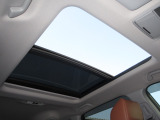 サンルーフ付きです。昼は気持ちよい風を取り入れたり、シェードを開けておくことにより車内が明るくなります。夜はシートを倒せば流れ星が流れたり星がたくさん見えるかも・・わくわくする装備ですね!