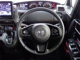 ハンドル左側にはオーディオ操作が出来るオーディオリモートコントロールスイッチ、右側にはHonda SENSINGとオートクルーズコントロールのスイッチを装備!