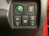 Hondaセンシング用の、VSA(ABS+TCS+横滑り抑制)解除と路外逸脱抑制機能のオンオフスイッチなどはハンドルの右側に装備しています。燃費に役立つECONボタンもここです。