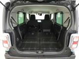 可倒式リヤシートを倒せばラッゲージスペースがさらに拡大。長さや幅のあるものも楽に収まります。