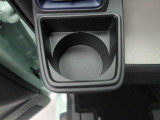 【据え置きカップホルダー】エアコン吹き出し口下部に設置されていますので使いやすさバッチリ!助手席から手の届くちょうどの位置です!