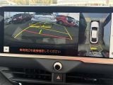 車両を真上から見た様な視点のパノラミックビューモニターを搭載しています。後方の死角だけでなく左右や前方の障害物の発見も容易になります。車載カメラの視点切替スイッチで様々な視野表示切替も可能です。