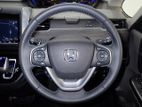 ハンドル左側にはオーディオ操作が出来るオーディオリモートコントロールスイッチ、右側にはHonda SENSINGとオートクルーズコントロールのスイッチを装備!