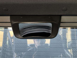 バックドア上方のミラーで室内から車両後ろの下方状態を確認することができます!