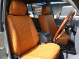 全席にクラシックキャメルシートカバーが装着済みなので、車内も雰囲気良く仕上がってます♪