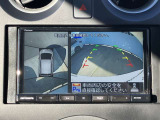 アラウンドビューモニターで、上空から見下ろしているような映像を表示します。ひと目で周囲の状況がわかるため安心です。