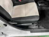 痛みの出やすい運転席シートの角、フロアマット、座面、ともに良好です