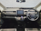 操作性に優れた運転席となります!小物入れや各ボタンの配置にこだわり、使いやすいです!座り心地もよく視認性も良好なのでロングドライブもお任せ下さい!