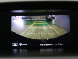 【バックカメラ】シフトを「R」の位置に入れると、自動的に画面がカメラ映像に切り替わり後方の視界をサポートする必須装備です!
