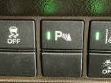 パーキングセンサーシステムは走行中に障害物が迫ると音と表示でお知らせ、低速走行時時の安心感を高めます