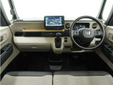 ◆視界広々で非常に運転しやすくロングドライブでも疲れを感じさせないすっきりとまとまったインパネ周りです。