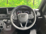 インテリアに合わせたデザインのステアリングは、運転される方のことも考え、運転しやすい形状、大きさです。是非一度、実際に触ってお確かめください。