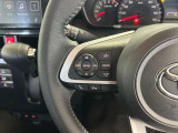 運転中、オーディオの操作をしてて、ハッとしたことはありませんか?ステアリングスイッチは、運転中でもハンドルでオーディオの操作が可能です。安全なドライブをサポートします。