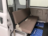 【リヤシート】折り畳み式のベンチシート。短距離移動や作業者には十分です。
