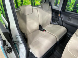 後部座席も気になるようなキズ・汚れやへたり等、大きなダメージはなく、良好な状態です。