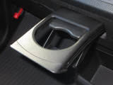 運転席と助手席の間には引き出し式のドリンクホルダーがあります。取りやすい位置にありますからドライブも楽しくなりますね!
