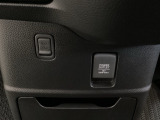 アクセサリーソケットはUSBのアダプターなどをつければ、スマホの充電にも使えます。周辺には物が置けるボックスがついています。