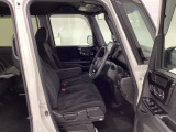 【ベンチシート】運転席と助手席の移動もスムーズ!狭い駐車場での乗り降りや、お子様の乗り降りにも便利です。座席の間にコンソールボックスやドリンクホルダーがないため、車内空間が広く感じます。