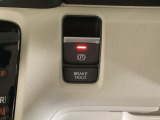 セレクトレバーの下に電子制御パーキングブレーキがあります。スイッチひとつで、停車した地点の傾斜などをシステムが検知・判断してブレーキ力を自動的に最適制御し、しっかり停車できるパーキングシステムです。