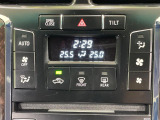 【左右独立型フルオートエアコン】運転席と助手席でそれぞれお好みの温度に設定可能。同乗者にも配慮した、快適な空調をお届け致します。