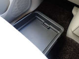 助手席シートの下にも収納があって便利。車内の整理整頓に役立ちます♪