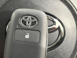 【スマートキー】カバンやポケットに入れたままでもドアの施錠・解錠が可能なスマートキーを装備。エンジンのオン・オフ時もカギを取り出す必要が無いからとっても便利です♪