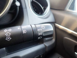 オートライト機能が装備されており暗い場所に入ると車両が検知しライトのON・OFFを自動的に切り替えてくれますので非常に便利な装備です♪