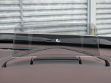 運転視界の遠方上方に虚像を投影することで前を見ながら情報の視認ができます。本当にドライバーが必要な情報を適切に伝え、楽しんで頂くことを考えた新世代装備です。※虚像は1.5m前方に浮かぶイメージです。