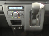 オートエアコンで暑い夏も寒い冬も快適な車内で運転出来ます。