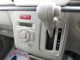 小ぶりなシフトレバーは、女性にも扱いやすい操作性を備えています。