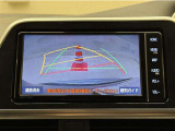 バックガイドモニター付きです。車の後方に小型カメラが付いており、バックする際の後方の様子をモニター上に表示します。