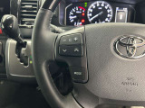 運転中、オーディオの操作をしてて、ハッとしたことはありませんか?ステアリングスイッチは、運転中でもハンドルでオーディオの操作が可能です。安全なドライブをサポートします。