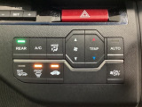 セレクトレバーの左側にオートエアコンがついてますので、簡単操作で快適に過ごせます。リア熱線のスイッチの中に、雪道に対応したサイドミラーヒーターも入っています。