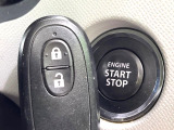【キーレススタートシステム】カバンやポケットに入れたままでもドアの施錠・解錠が可能なスマートキーを装備。エンジンのオン・オフ時もカギを取り出す必要が無いからとっても便利です♪