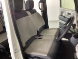 フロントは助手席と繋がったベンチシートです。