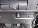 アイドリングストップ機能付です。特別な操作をしなくても、普段通りの運転をするだけで、エコドライブができる機能です。OFFボタンがありますので、必要に応じて使い分けてください。