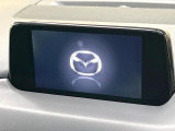 【マツダコネクトナビ】車内の雰囲気にマッチした一体型タイプのナビ。各種車輌設定やBluetooth再生等、様々な機能が楽しめます。直感的なダイヤル操作が可能で、使い勝手も良好です。