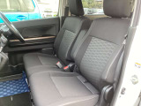 フロントシートはゆったりとしたベンチシートです。運転席にはシートヒーターが付いています。
