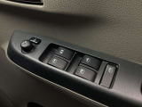 ラクラク操作のパワーウインドウ付きです。運転席はワンタッチオート機能付きです。また、電動格納ドアミラーも装着、狭い駐車スペースなどでの使用時に大変便利です。