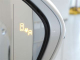 隣車線を走る車両をレーダーで検知し、ドアミラーでは確認しにくい後側方エリアに存在する車両に加え、急接近してくる車両も検知します。車両を検知するとドアミラーに搭載されたLEDインジケーターが点灯します。