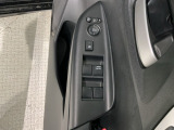 狭い駐車場で便利な電動格納ドアミラーが付いています。