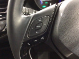 ステアリングにオーディオ操作スイッチが付いています。オーディオ画面に直接タッチしなくても操作が出来ますので、運転に集中できます。