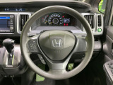 インテリアに合わせたデザインのステアリングは、運転される方のことも考え、運転しやすい形状、大きさです。是非一度、実際に触ってお確かめください。