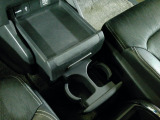 運転席からも助手席からも使いやすい位置に引き出し式ドリンクホルダーとトレイを配置しています。