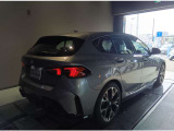 【BMWの伝統-3】BMWのお車は、&ldquo;駆け抜ける歓び&rdquo;を体現しております。走行の安定性とコーナリングの良さを追求し、思い通りにハンドルの操作可能です。