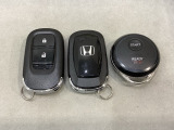 スマートキーを装備しています。鍵を差し込むことなくドアロックの開け閉めと、スタートボタン操作でのエンジンスタートができます。加えて、純正リモコンエンジンスターター用の操作キーもついています。