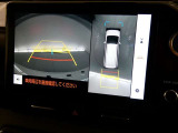 【全周囲モニター】車を上空から見下ろしたような映像をカーナビ画面に映し出し、車庫入れや縦列駐車をサポートしてくれます。